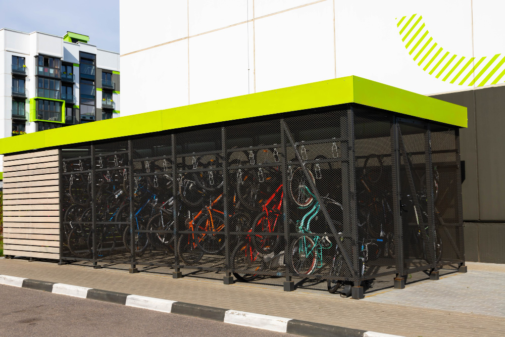 Modernt cykelrum med smart cykelförvaring genom vägghängda cykelställ